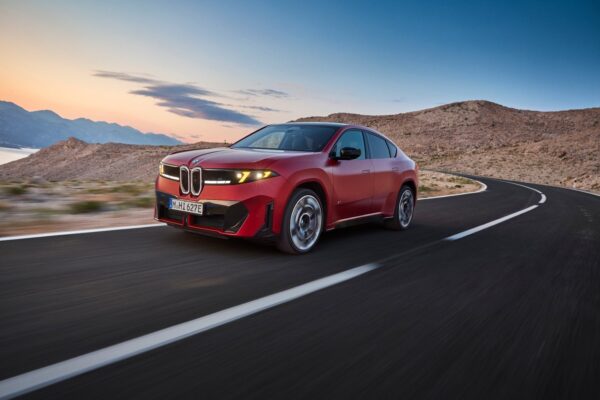 BMW iX4 zadebiutował. Elektryczne SUV coupé z zasięgiem do 828 km
