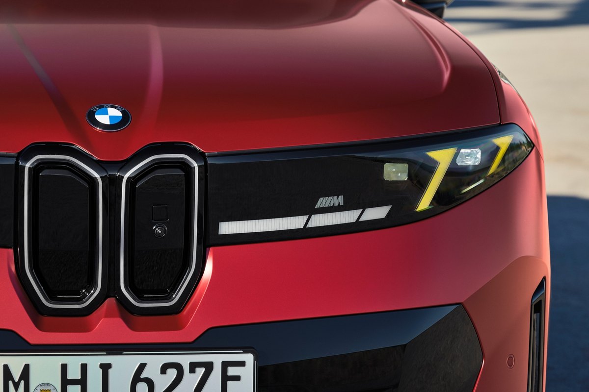 Detal przodu BMW iX4: osłona chłodnicy i reflektory w stylu Neue Klasse