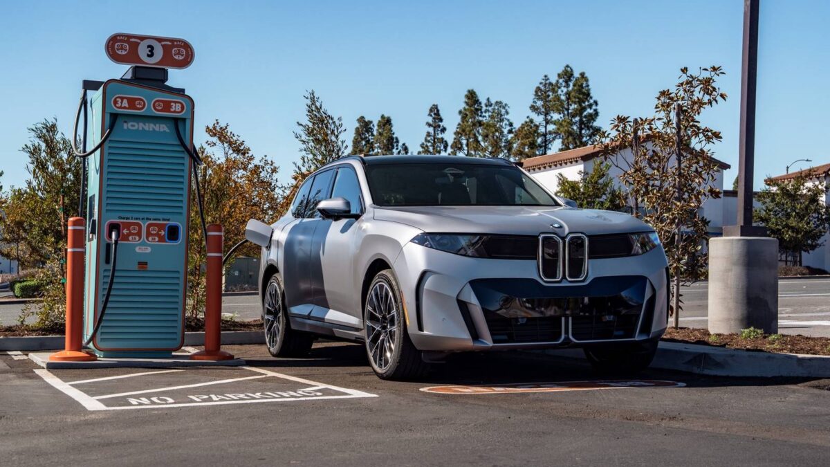BMW iX5 60 xDrive: ładowanie 460 kW przy ładowarce IONNA w Kalifornii