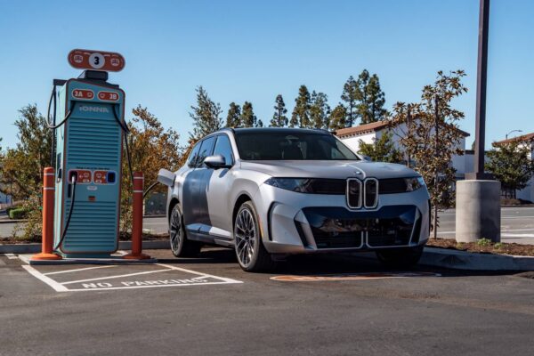 BMW iX5 60 xDrive: ładowanie 460 kW pokazane w Kalifornii