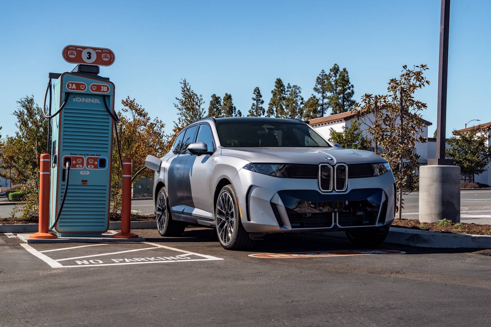 BMW iX5 60 xDrive: ładowanie 460 kW przy ładowarce IONNA w Kalifornii