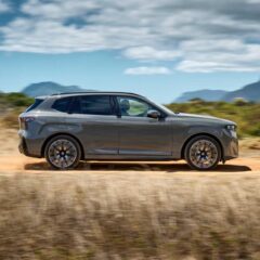 BMW iX5 60 xDrive (2026) – widok z boku