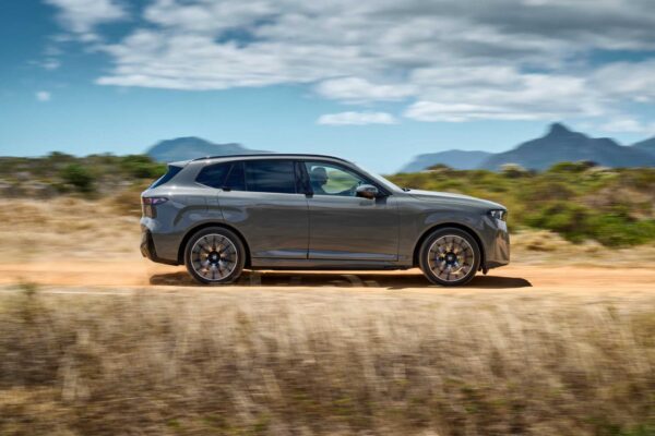 BMW iX5 – widok z boku