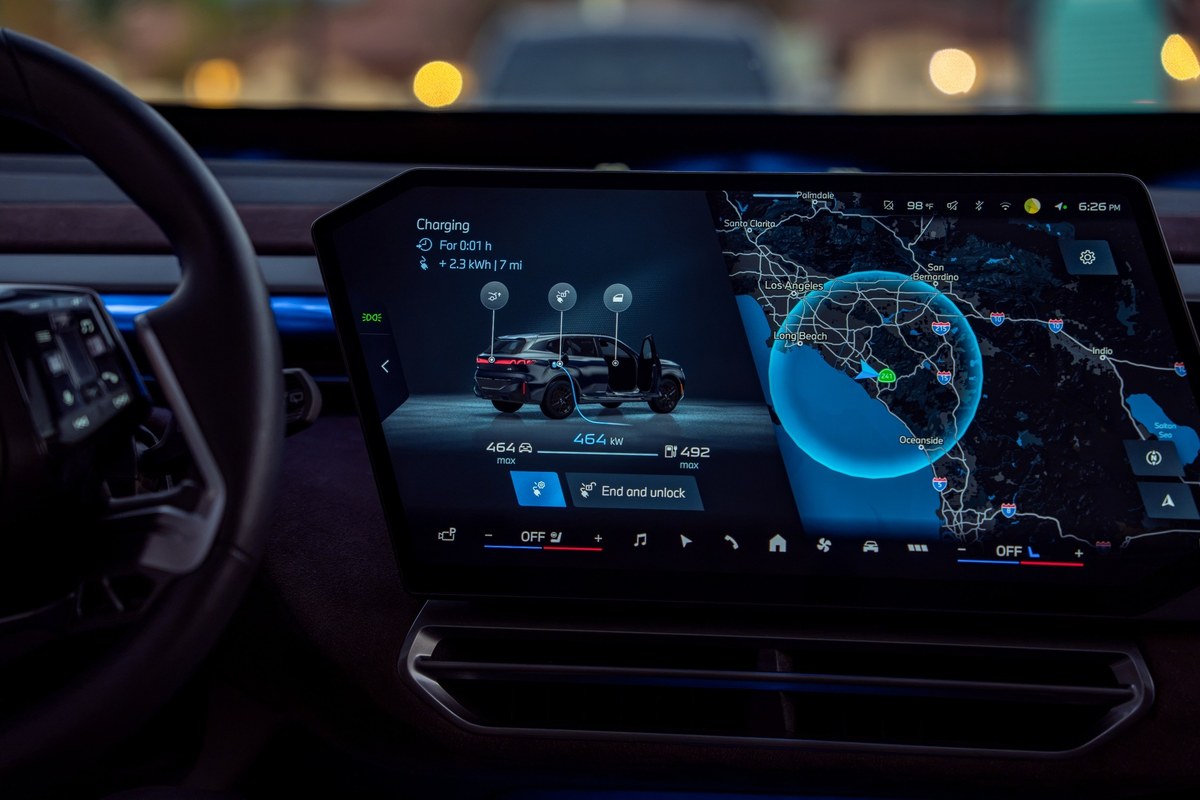 Ekran BMW iX5 60 xDrive z mocą ładowania 464 kW i mapą Kalifornii