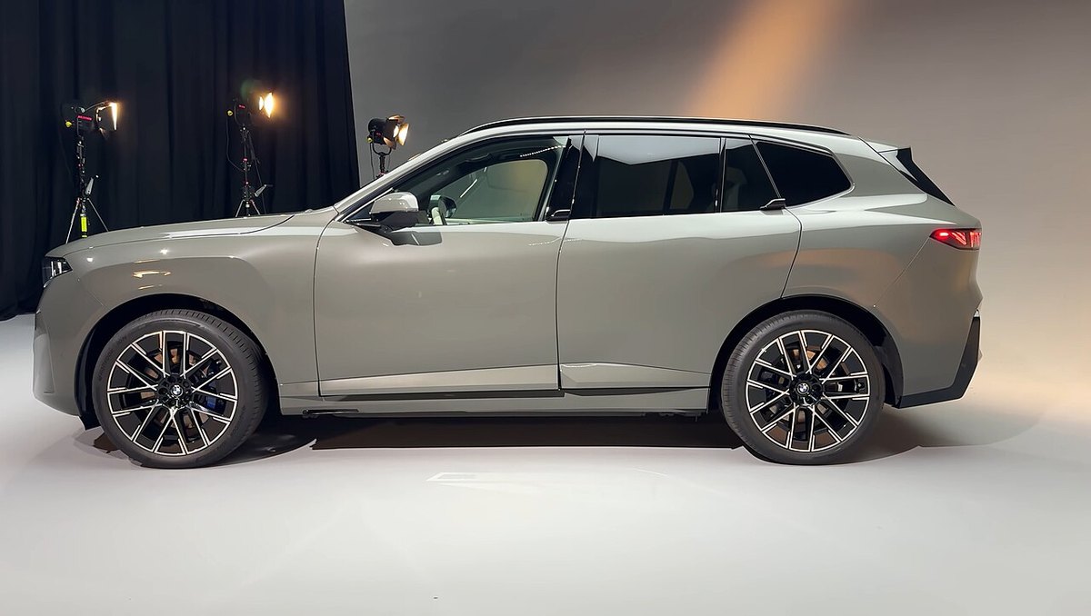 BMW iX5, elektryczny SUV klasy wyższej, widok z boku