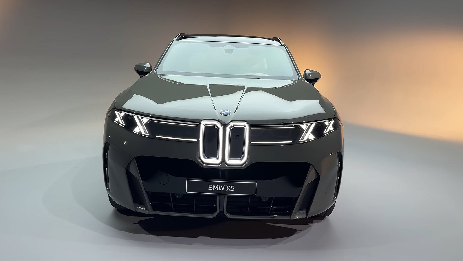 BMW iX5 60 xDrive, elektryczny SUV z podświetlanym grillem, widok z przodu