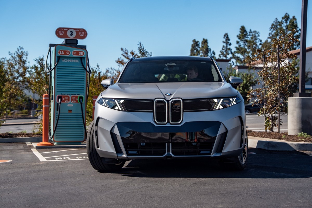 BMW iX5 60 xDrive od przodu na stanowisku ładowania z ładowarką Alpitronic