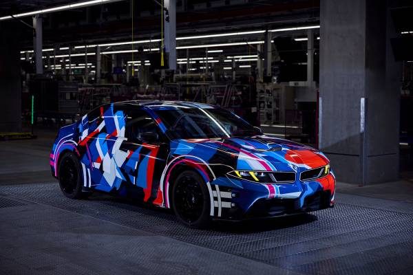 Zakamuflowany samochód BMW M na hali produkcyjnej zakładu w Monachium