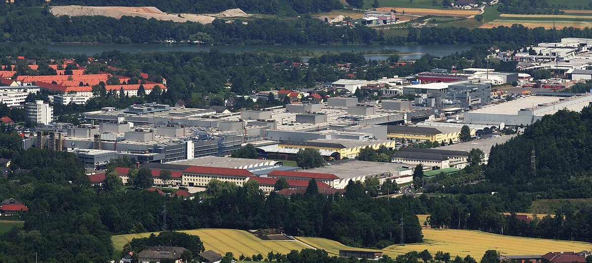 Hale przemysłowe w Steyr w Austrii widziane z oddali