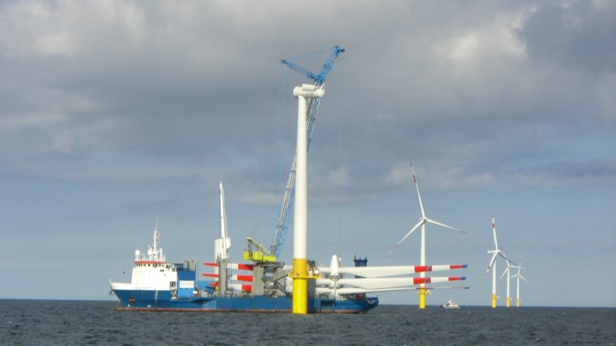 Statek instalacyjny montuje turbinę wiatrową na morskiej farmie Baltic 1 — ilustracja do tekstu o Baltic Power