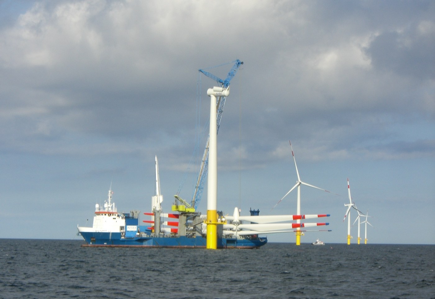Statek instalacyjny montuje turbinę wiatrową na morskiej farmie Baltic 1 — ilustracja do tekstu o Baltic Power