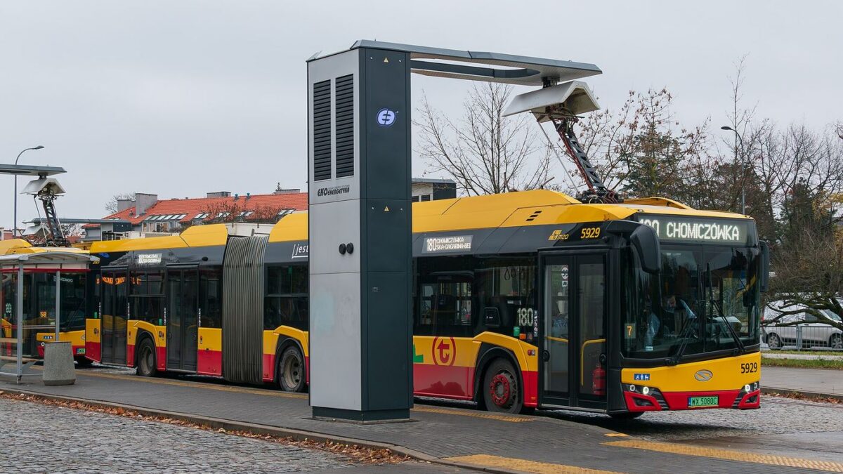 Autobus elektryczny ładowany pantografem — ilustracja do tekstu o elektrowni MPK Świdnica