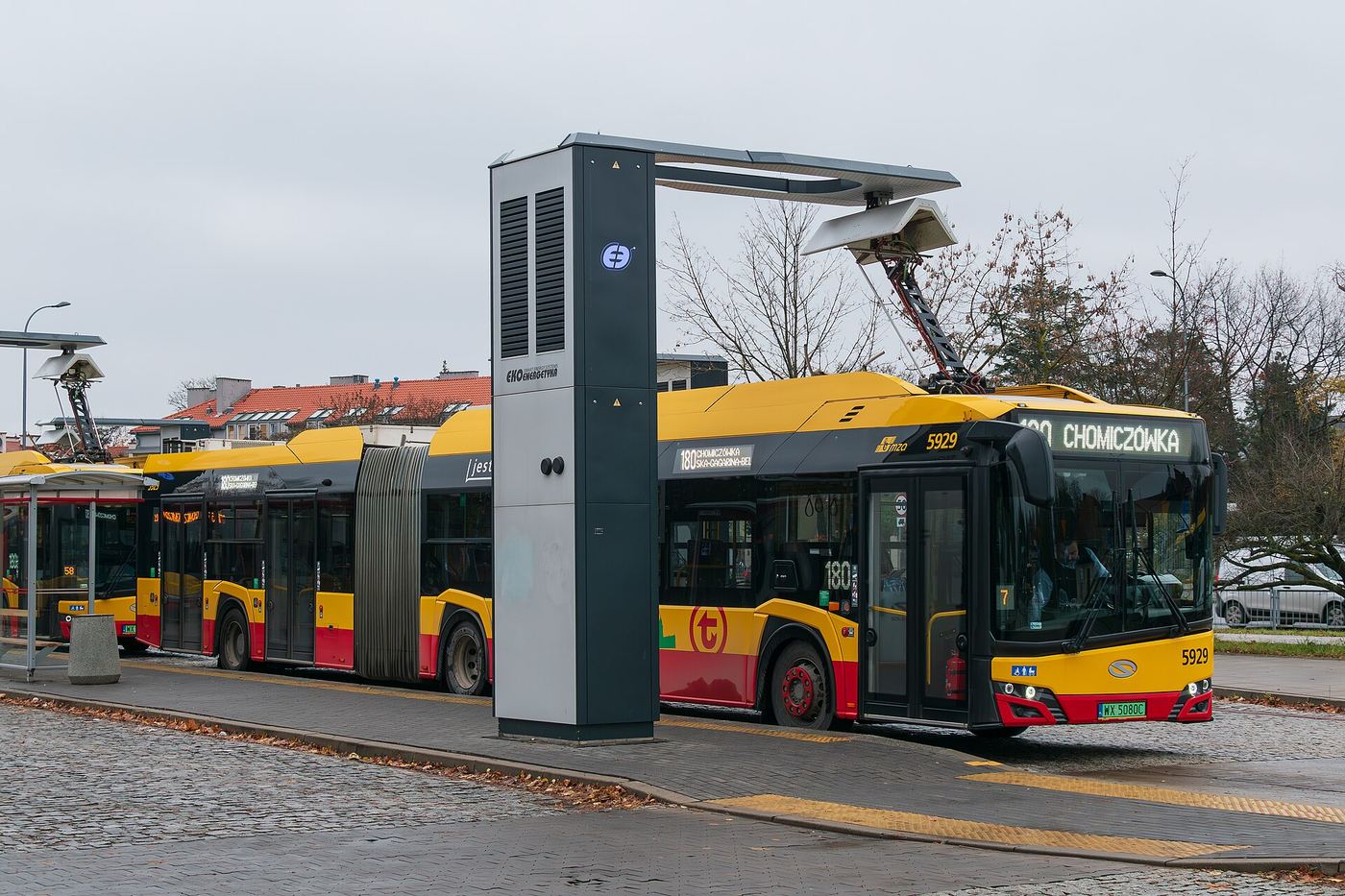 Autobus elektryczny ładowany pantografem — ilustracja do tekstu o elektrowni MPK Świdnica