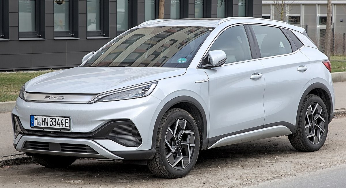 Niebieski BYD Atto 3, chiński elektryczny SUV, widok z przodu