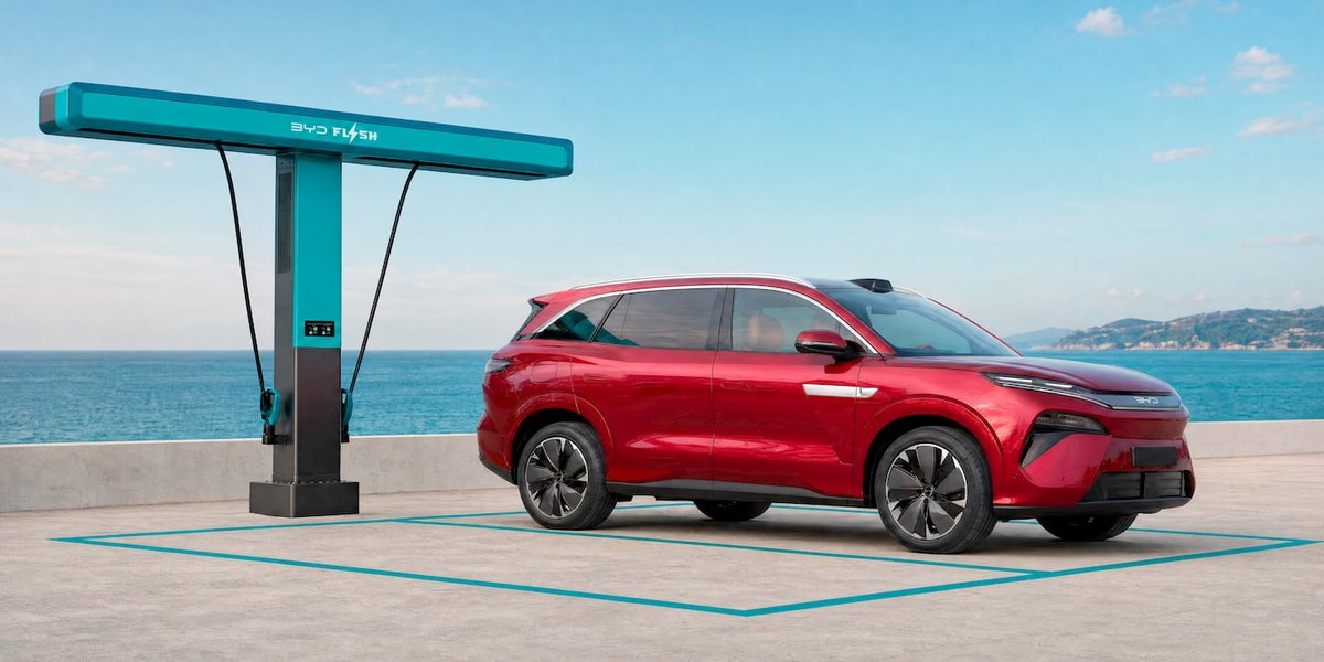 BYD Atto 8 podłączony do stanowiska szybkiego ładowania Flash Charging
