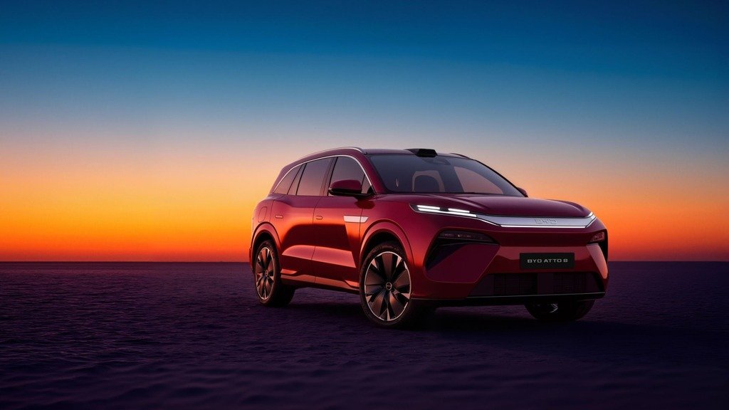 BYD Atto 8, flagowy siedmiomiejscowy elektryczny SUV, podczas światowej premiery w Paryżu