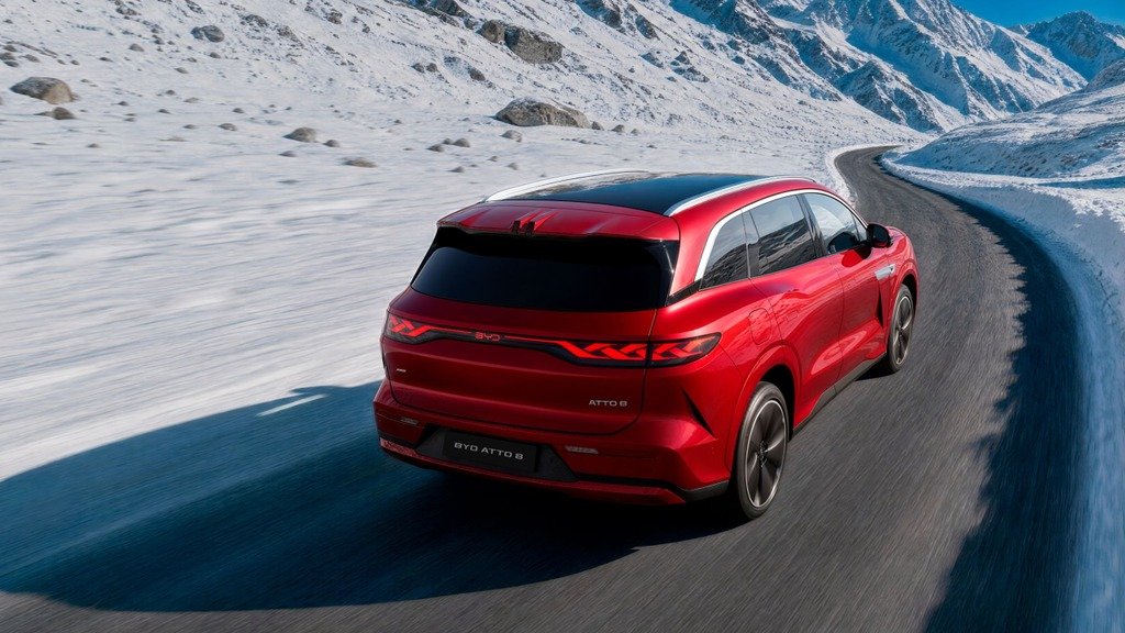 Tylna część nadwozia BYD Atto 8 z pasem świateł