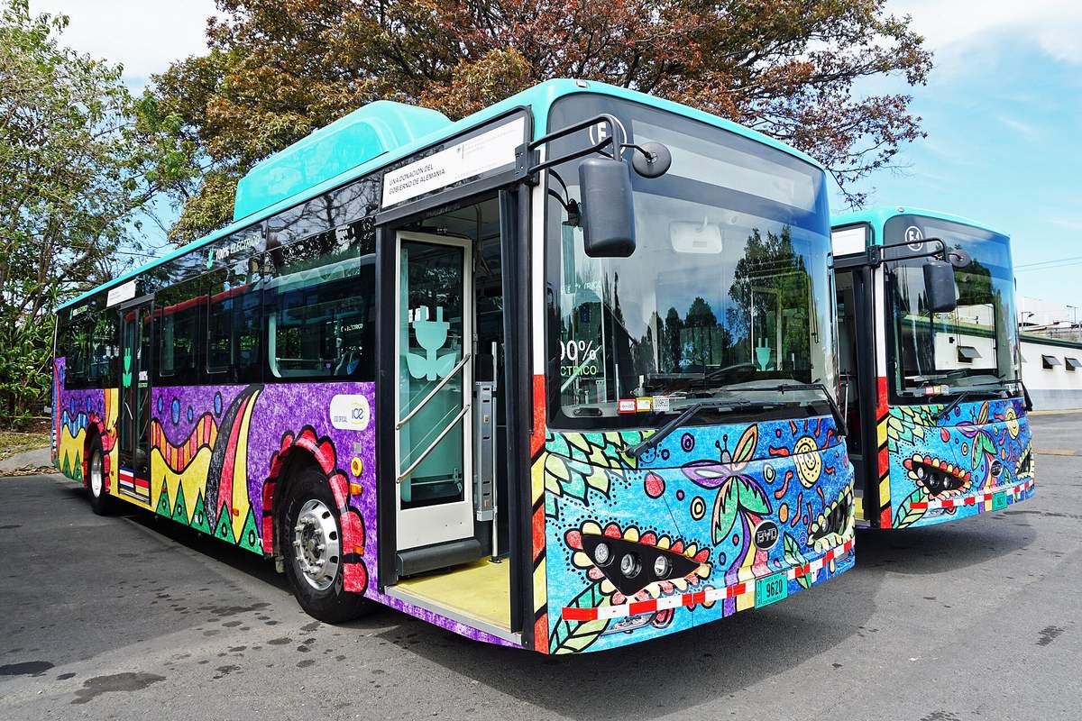 Elektryczny autobus miejski BYD w biało-zielonym malowaniu podczas jazd testowych na ulicy