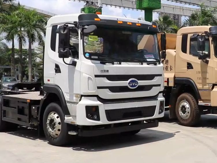 Elektryczny ciągnik siodłowy BYD 8TT zaparkowany przy siedzibie producenta w Shenzhen