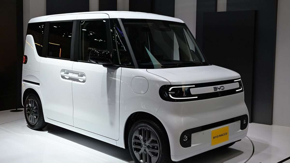 Mały elektryczny samochód BYD Racco w wersji kei-car widziany z przodu na targach