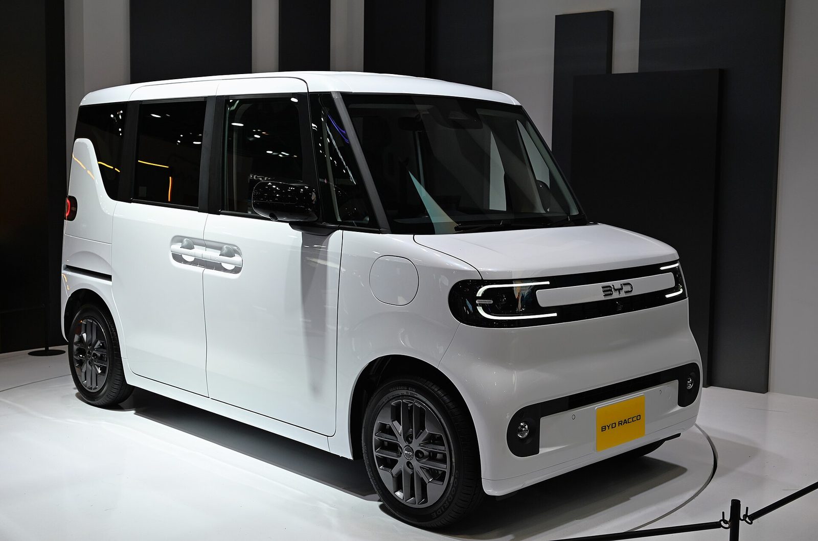 Mały elektryczny samochód BYD Racco w wersji kei-car widziany z przodu na targach
