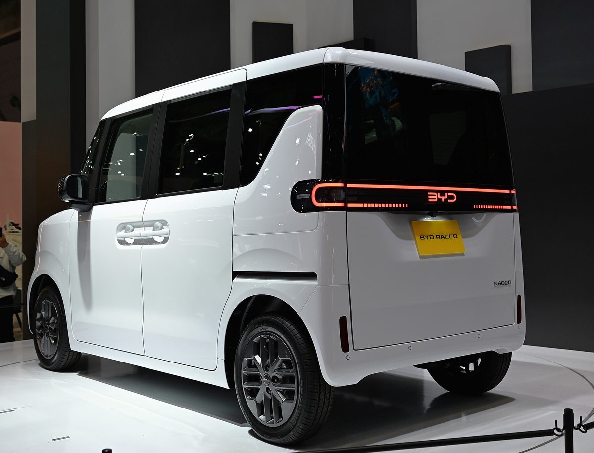 Mały elektryczny samochód BYD Racco widziany od strony tylnej na targach motoryzacyjnych