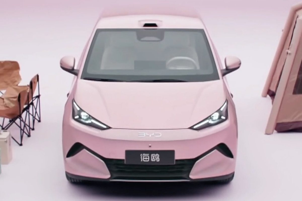 BYD Seagull drugiej generacji z przodu, różowy lakier, moduł LiDAR na dachu