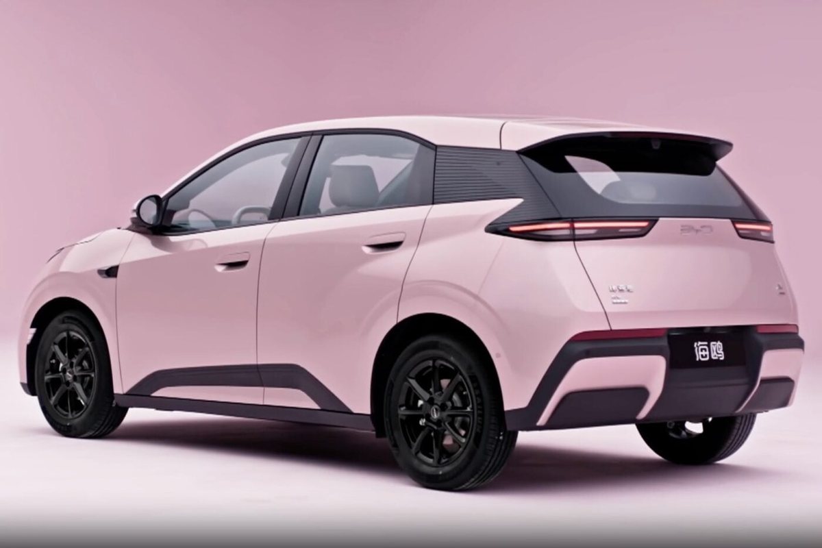 BYD Seagull drugiej generacji — tył nadwozia w różowym lakierze