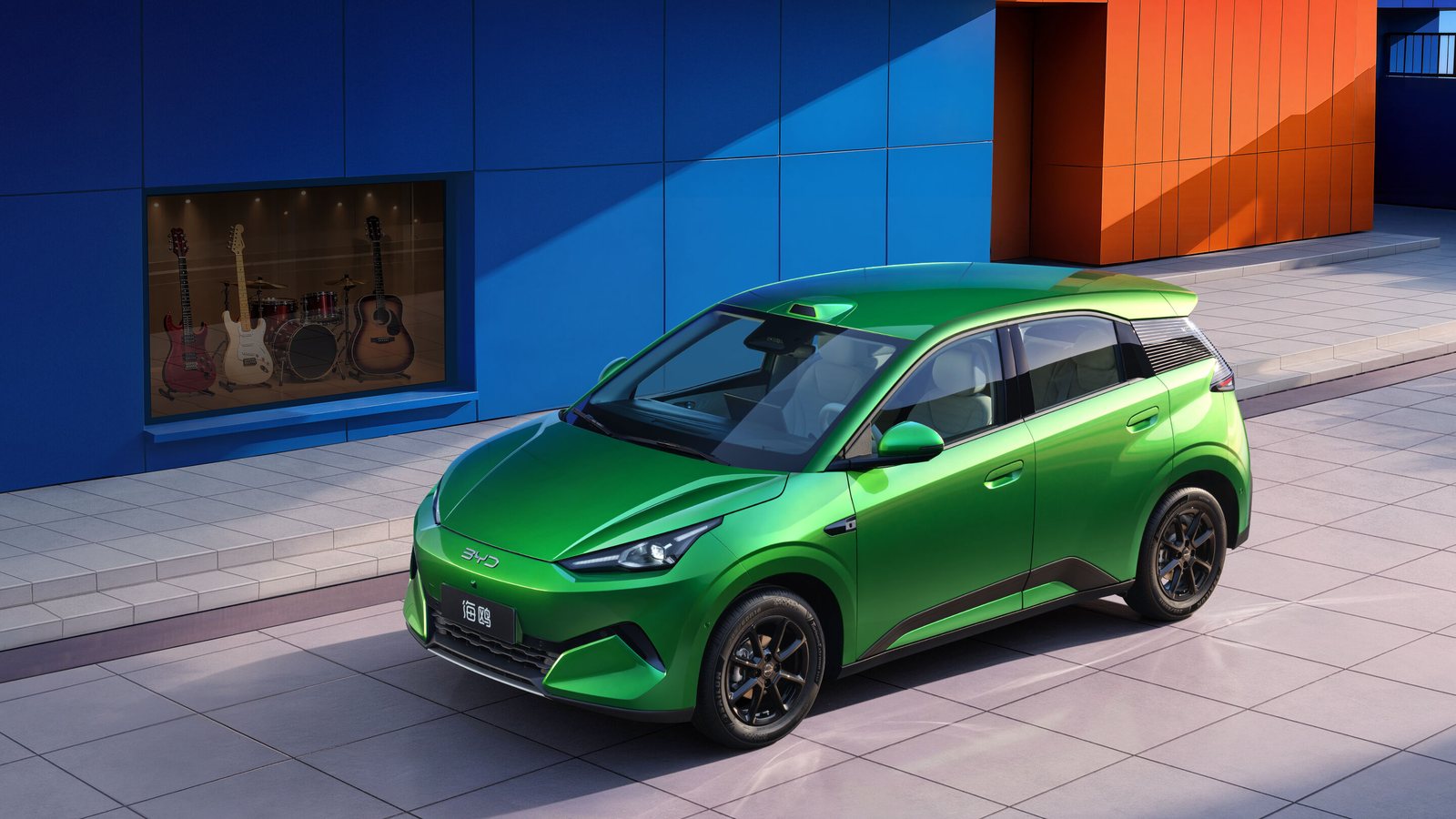 BYD Seagull drugiej generacji w zielonym lakierze, widok z przodu z boku