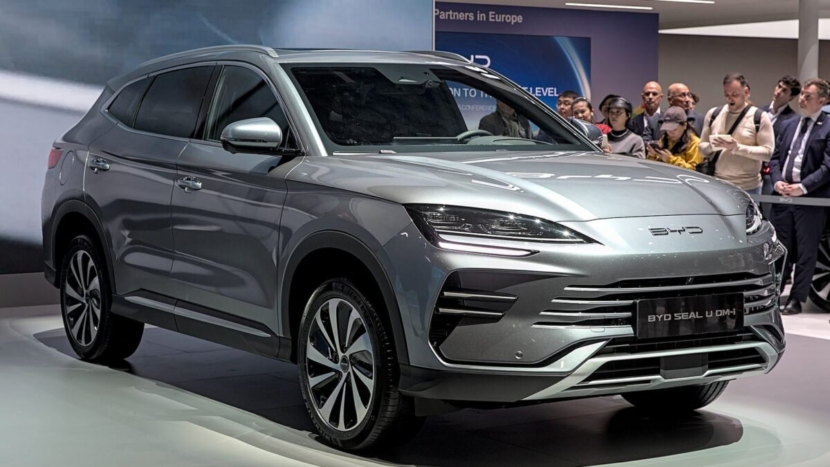 Chińskie hybrydy: BYD Seal U DM-i na salonie samochodowym w Genewie