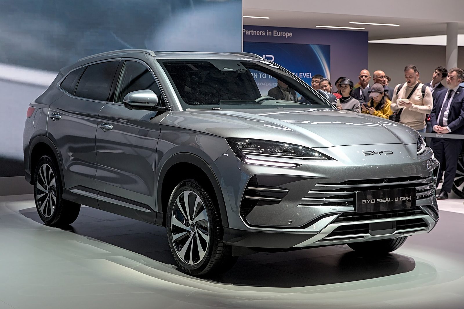 Chińskie hybrydy: BYD Seal U DM-i na salonie samochodowym w Genewie