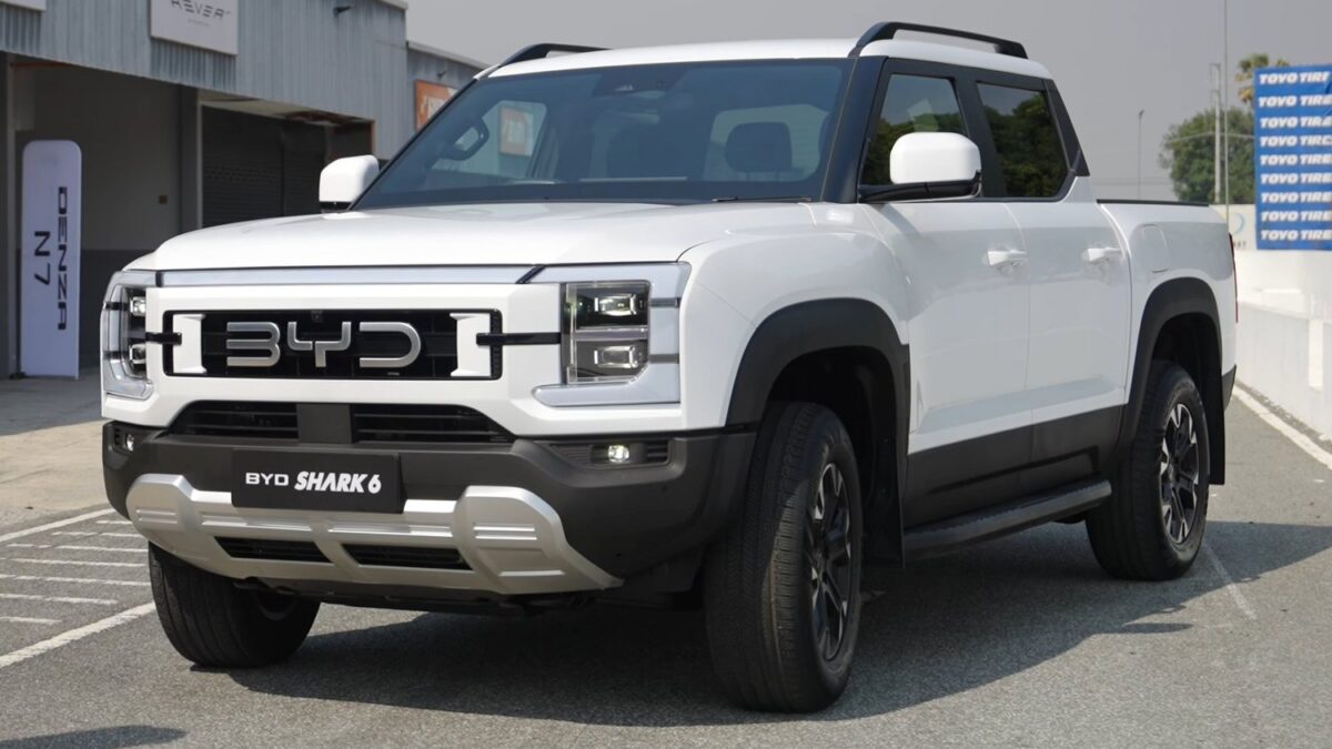 Pickup BYD Shark 6 DMO widziany z przodu