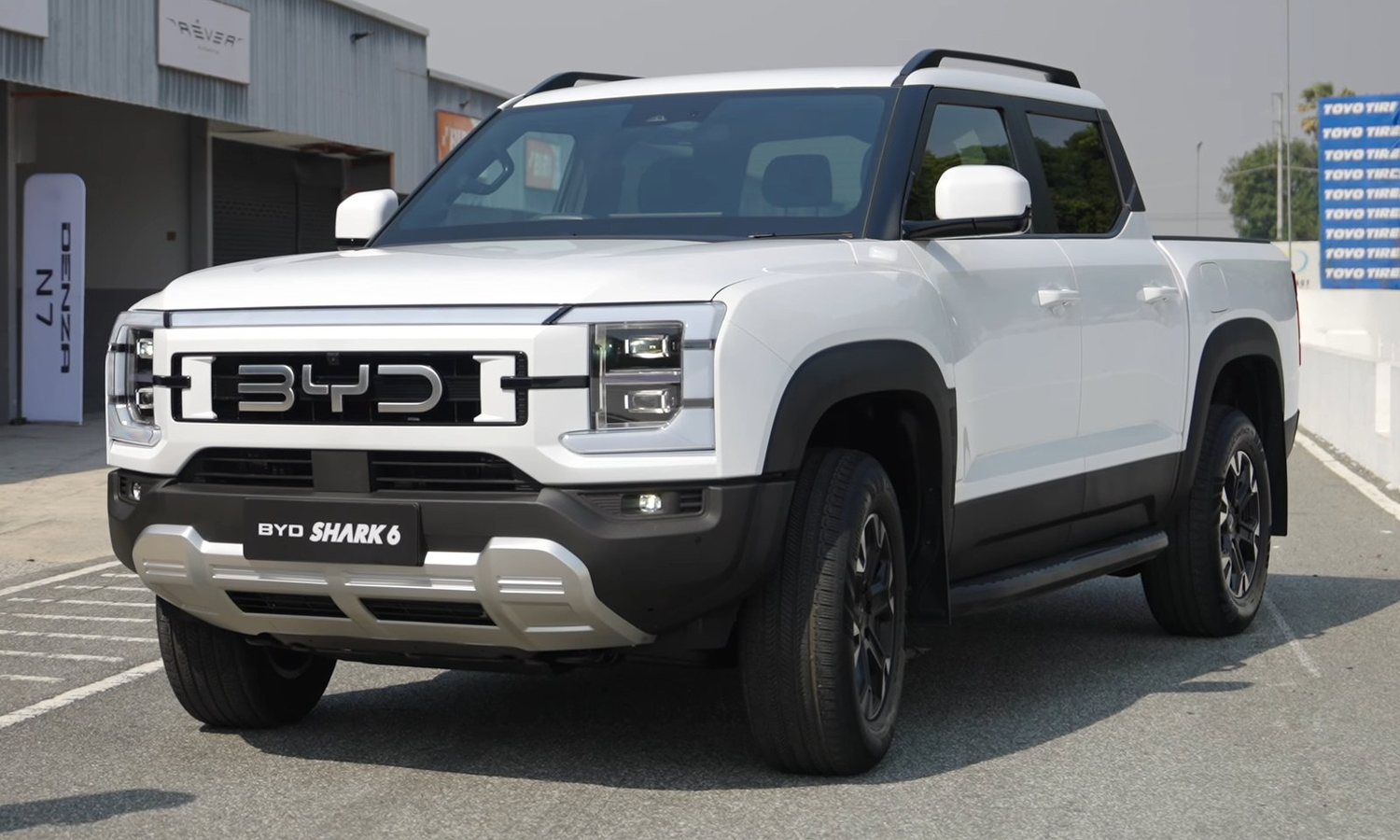 Pickup BYD Shark 6 DMO widziany z przodu
