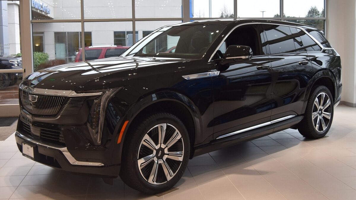 Cadillac Escalade IQ na parkingu, widok z przodu