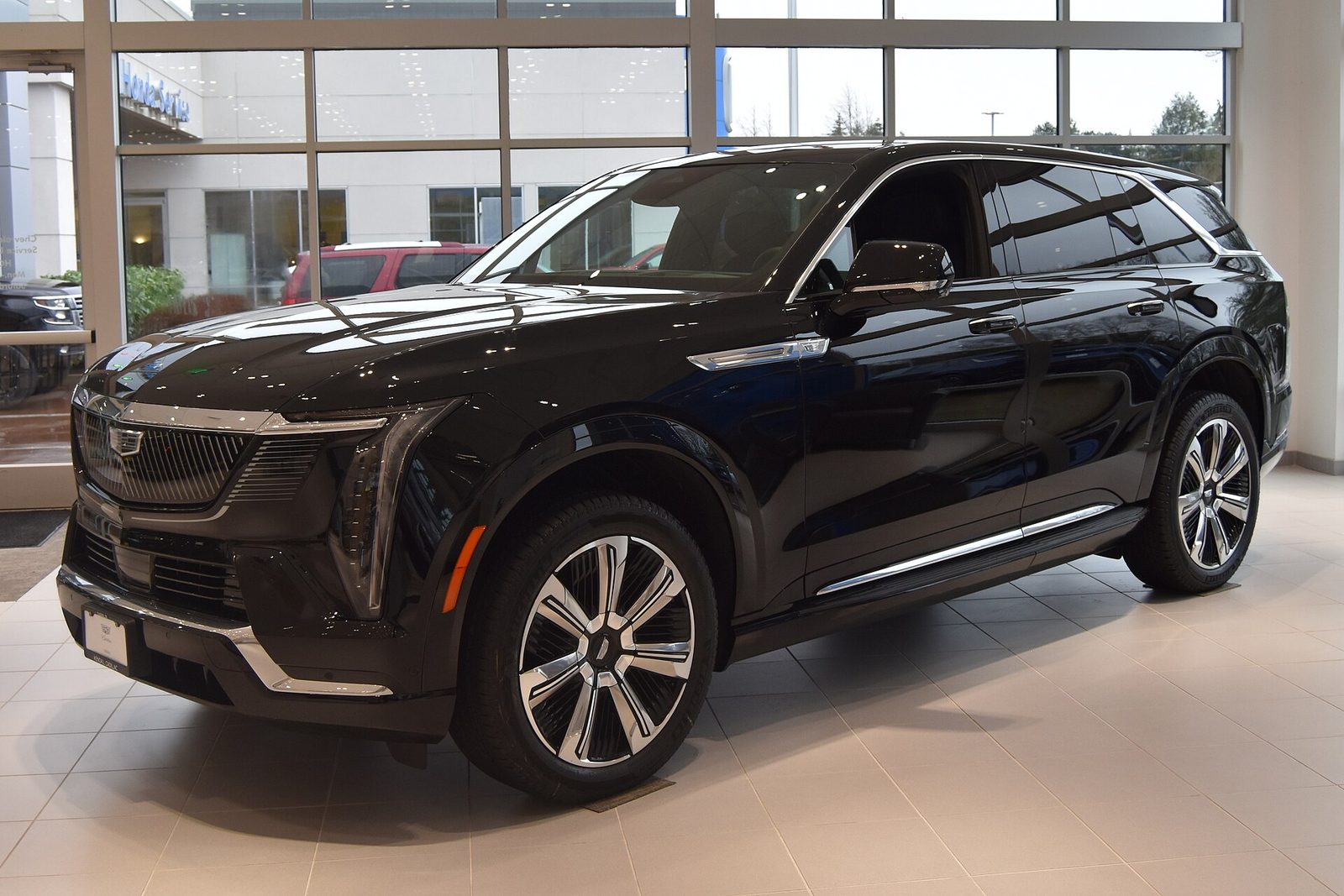 Cadillac Escalade IQ na parkingu, widok z przodu