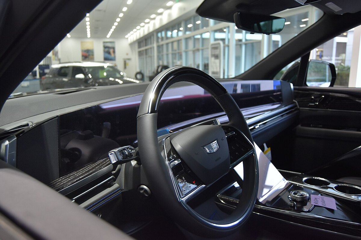Deska rozdzielcza i ekrany we wnętrzu Cadillac Escalade IQ