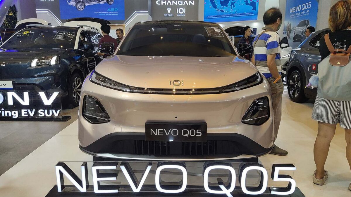 Elektryczny SUV Changan NEVO Q05 widziany z przodu na wystawie w 2026 roku