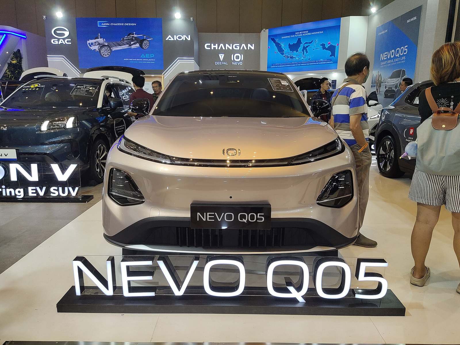 Elektryczny SUV Changan NEVO Q05 widziany z przodu na wystawie w 2026 roku