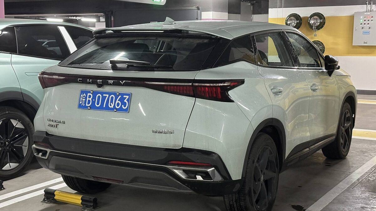 Tył samochodu Chery Omoda 5 na parkingu