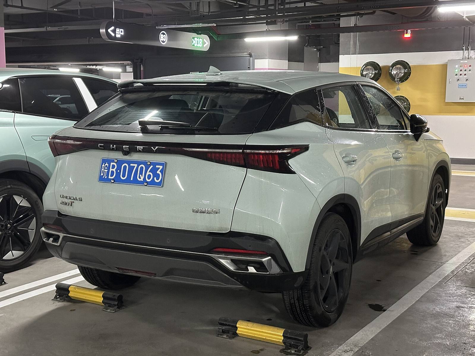 Chery Omoda 5 widziany z przodu na parkingu