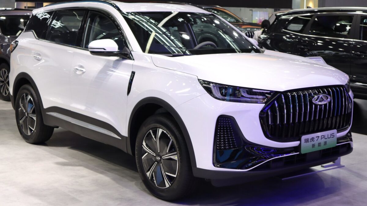 Chińskie hybrydy: biały SUV Chery Tiggo 7 Plus PHEV na wystawie samochodowej