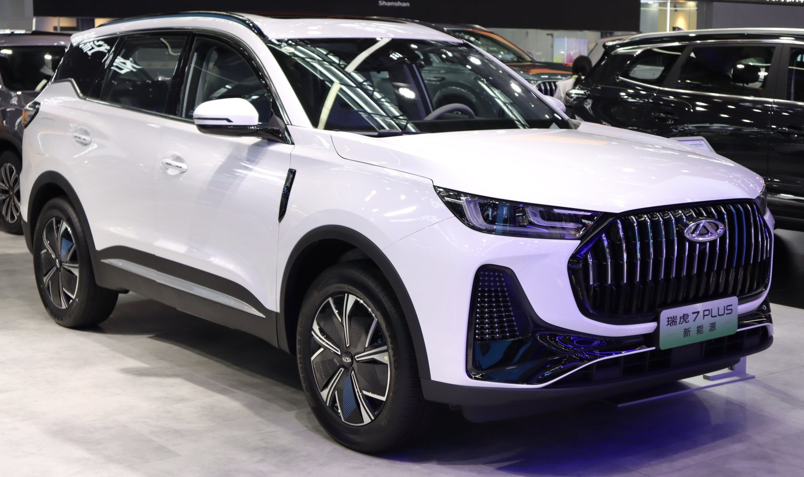 Chińskie hybrydy: biały SUV Chery Tiggo 7 Plus PHEV na wystawie samochodowej