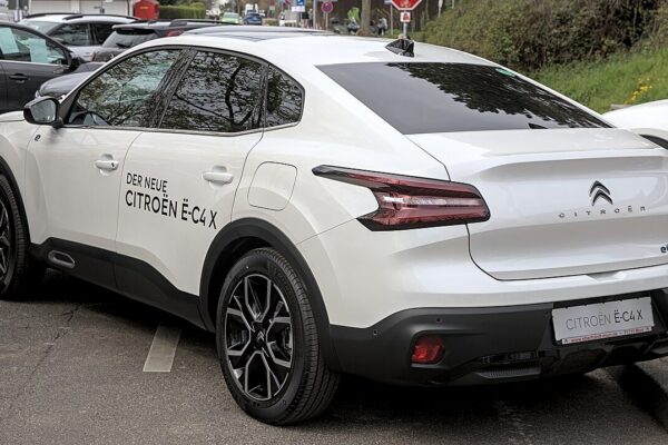 Citroën ë-C4 X (2022) – widok z tyłu