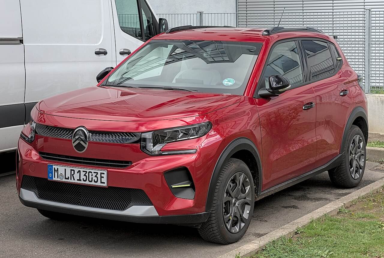 Czerwony Citroën ë-C3 z niemiecką tablicą elektryczną