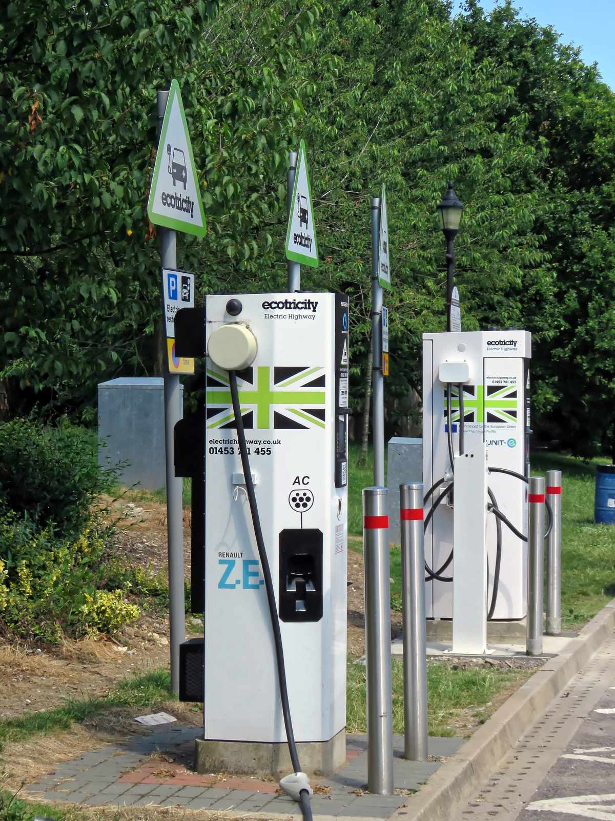 Punkty ładowania samochodów elektrycznych przy autostradzie w Clacket Lane w Surrey w Anglii