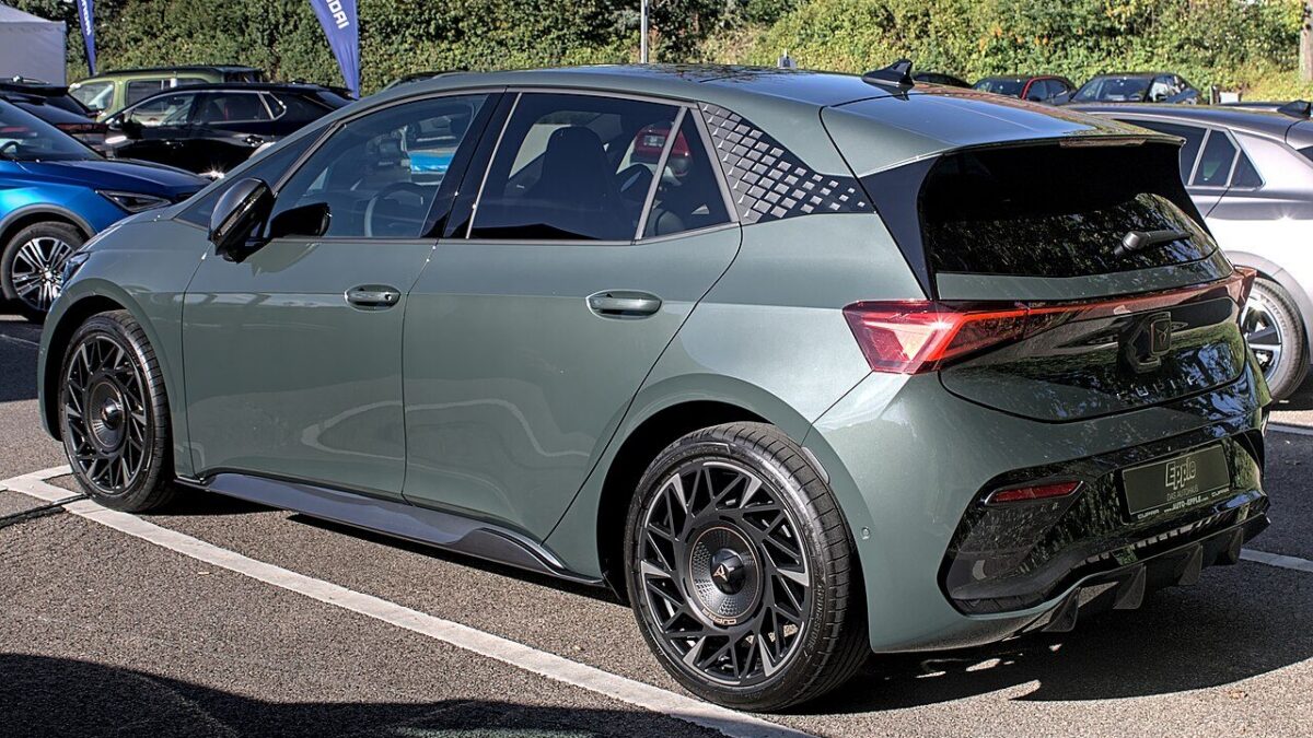 Cupra Born – widok z boku