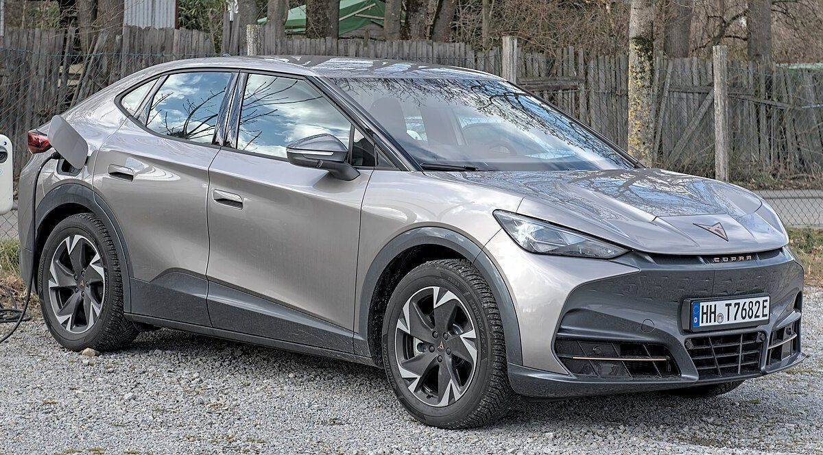 Cupra Tavascan – widok z boku