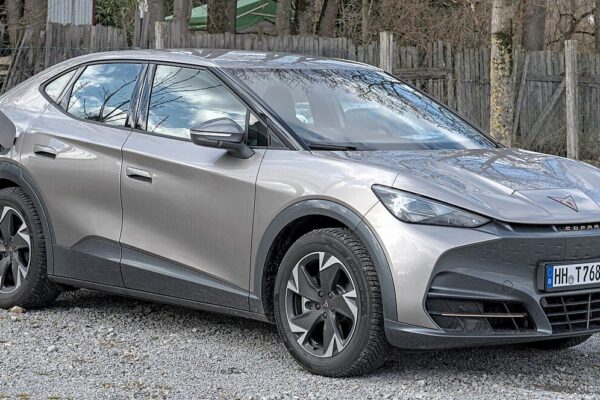 Cupra Tavascan – widok z boku