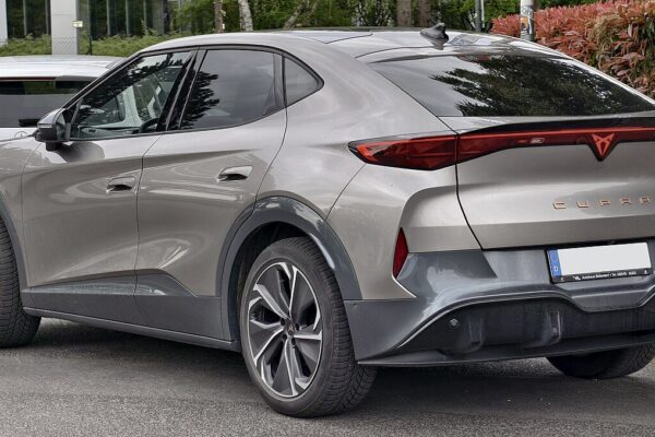 Cupra Tavascan (2024) – widok z tyłu