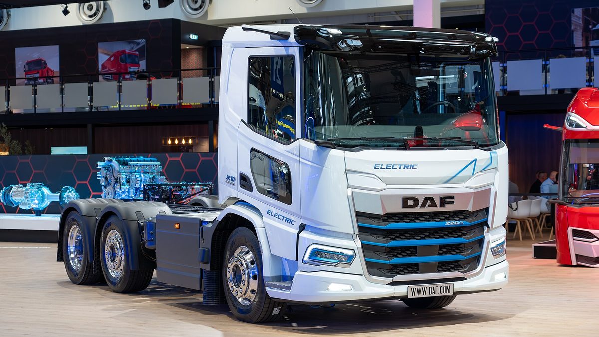 Ilustracja: podwozie DAF XD 220 Electric 6x2 na targach IAA Transportation 2024